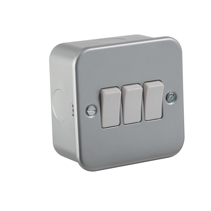 Knightsbridge M4000 Metal Clad 10A 3G 2 Way Switch Metal Clad Knightsbridge - Sparks Warehouse